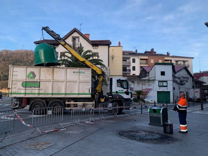 Zabor edukiontzien guneak egokitzen hasi da udala