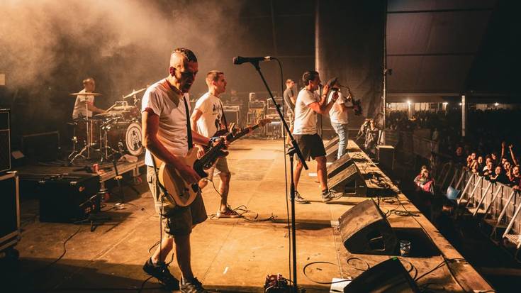 Añube eta Trini Fox taldeen kontzertuak bihar, herriko plazan