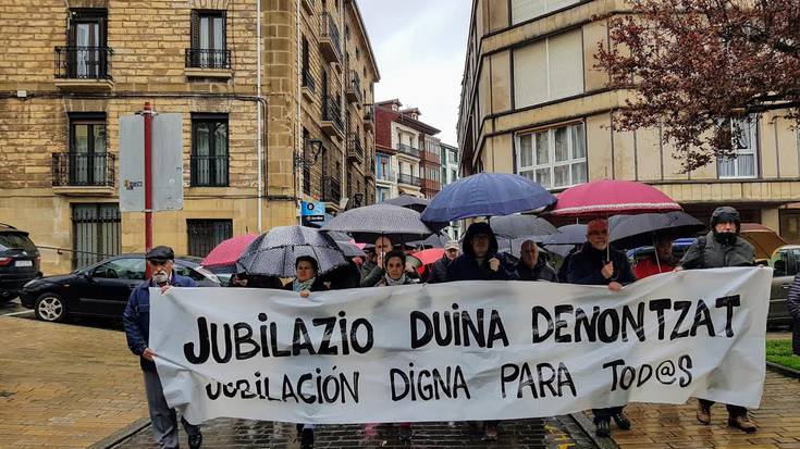 Eguraldi makurrari aurre egin diote pentsiodunek