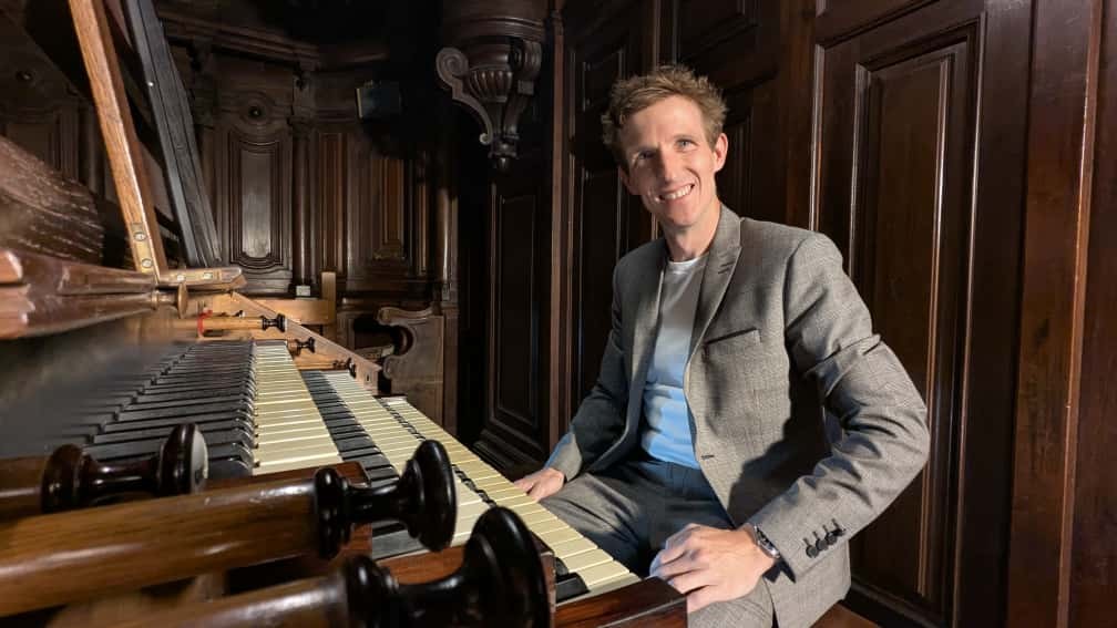 Benjamin Righetti organo jotzaileak girotu du parrokia