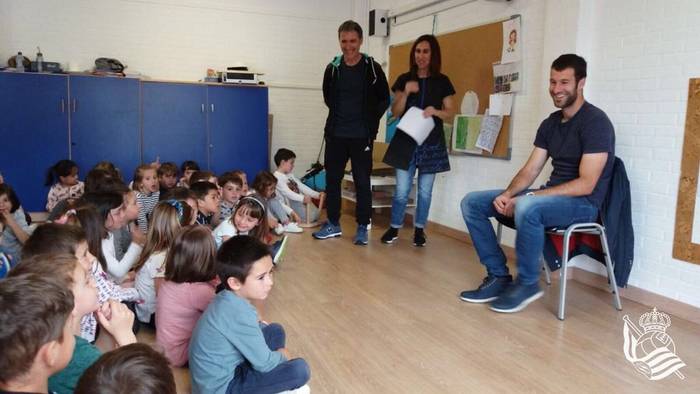 HARA! Imanol Agirretxe futbol jokalaria Orioko Herri Ikastolan izan da