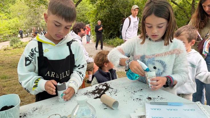 Papera birziklatuz loreontziak egiten aritu dira haur eta gaztetxoak Aiako 22. Landare Berezien Azokan