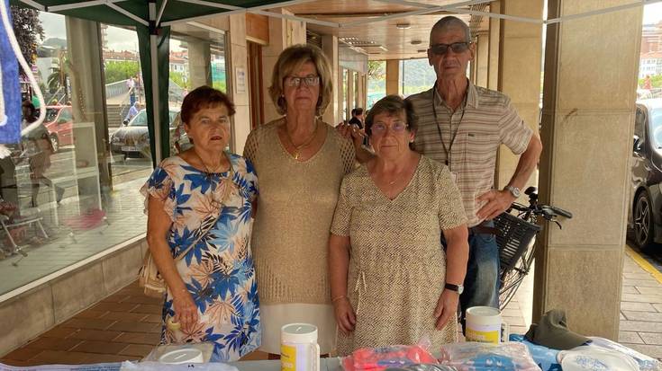 Nagusilanek eskerrak eman dizkie 'Busti zaitez!' kanpainan beren aletxoa jarri duten zumaiarrei