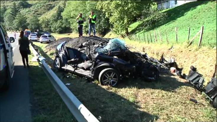 Hiru pertsona hil dira auto istripuz  Azpeitian