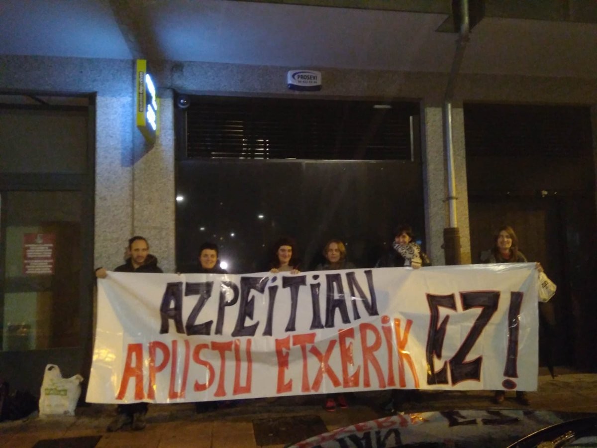 Apustu etxearen aurrean protestan, hirugarren ostegunez jarraian