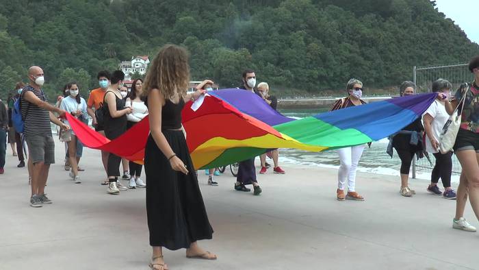LGTBIQ + kolektiboaren aldeko aldarriak nagusitu dira Zarautzen goizean egindako manifestazioan