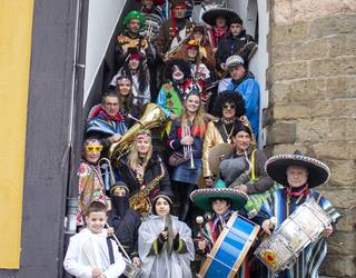 Eguraldi goibelari musikarekin eta mozorrotuta egin diote aurre Zumaian