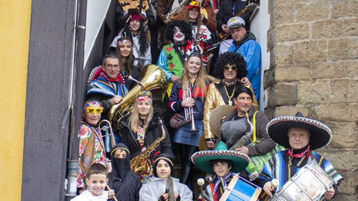 Eguraldi goibelari musikarekin eta mozorrotuta egin diote aurre Zumaian