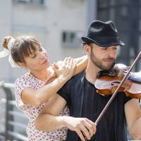 Antzerkia: Antzerkia Familian: 'Atearen bestaldean', Hika Teatroa
