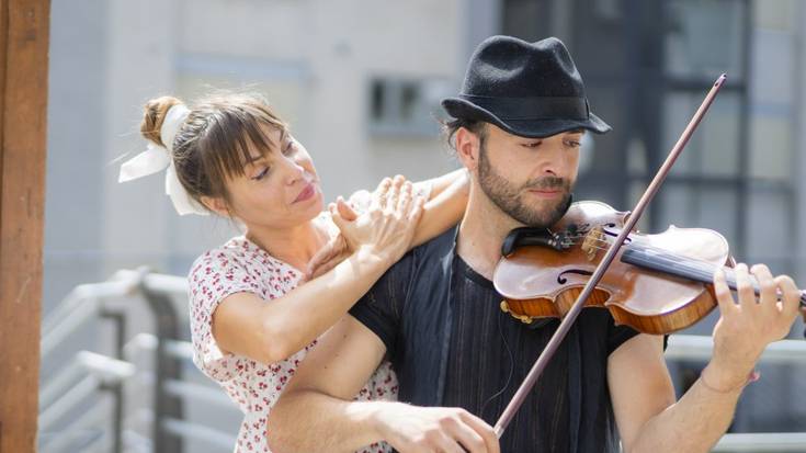 Antzerkia: Antzerkia Familian: 'Atearen bestaldean', Hika Teatroa