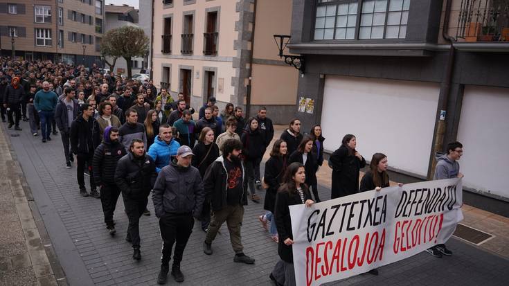 Ehunka lagun irten da kalera Zestoako Gaztetxearen alde