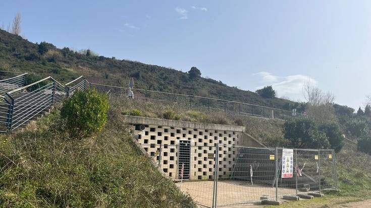 Komun publikoak eta aldagelak egokitzeko lanak egingo dituzte Santiago hondartzan