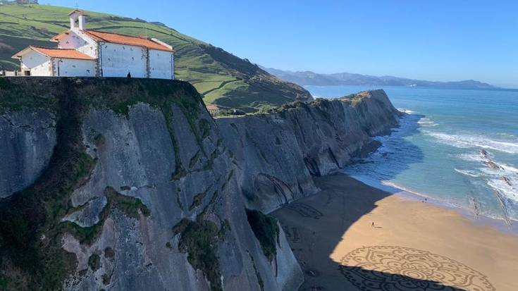 Itzurun hondartza apaindu dute itsasbeheran