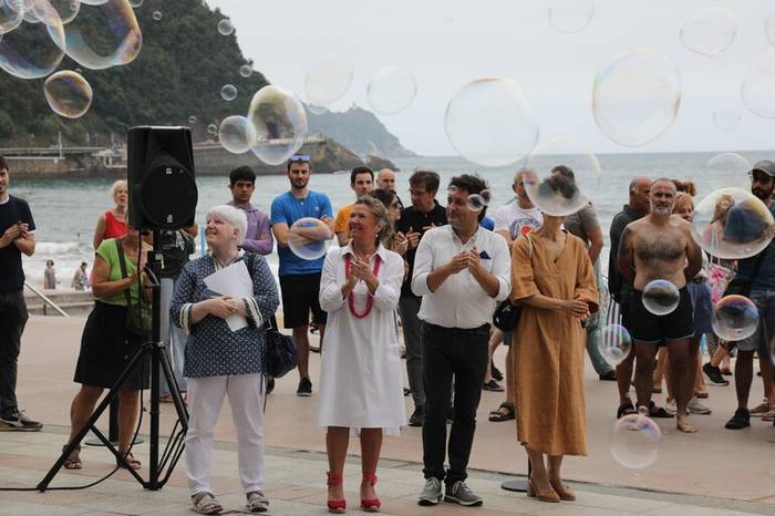 Udan erretzeari uztea sustatzeko kaleko lehen sentsibilizazio ekintza egin dute