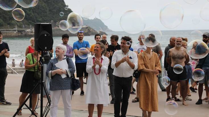 Udan erretzeari uztea sustatzeko kaleko lehen sentsibilizazio ekintza egin dute