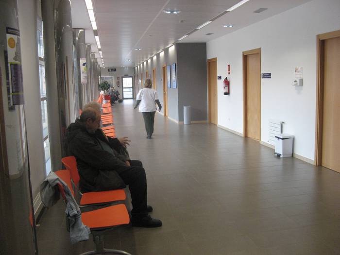 Osakidetzak bertan behera utzi ditu programatutako kontsulta eta ebakuntza ia guztiak