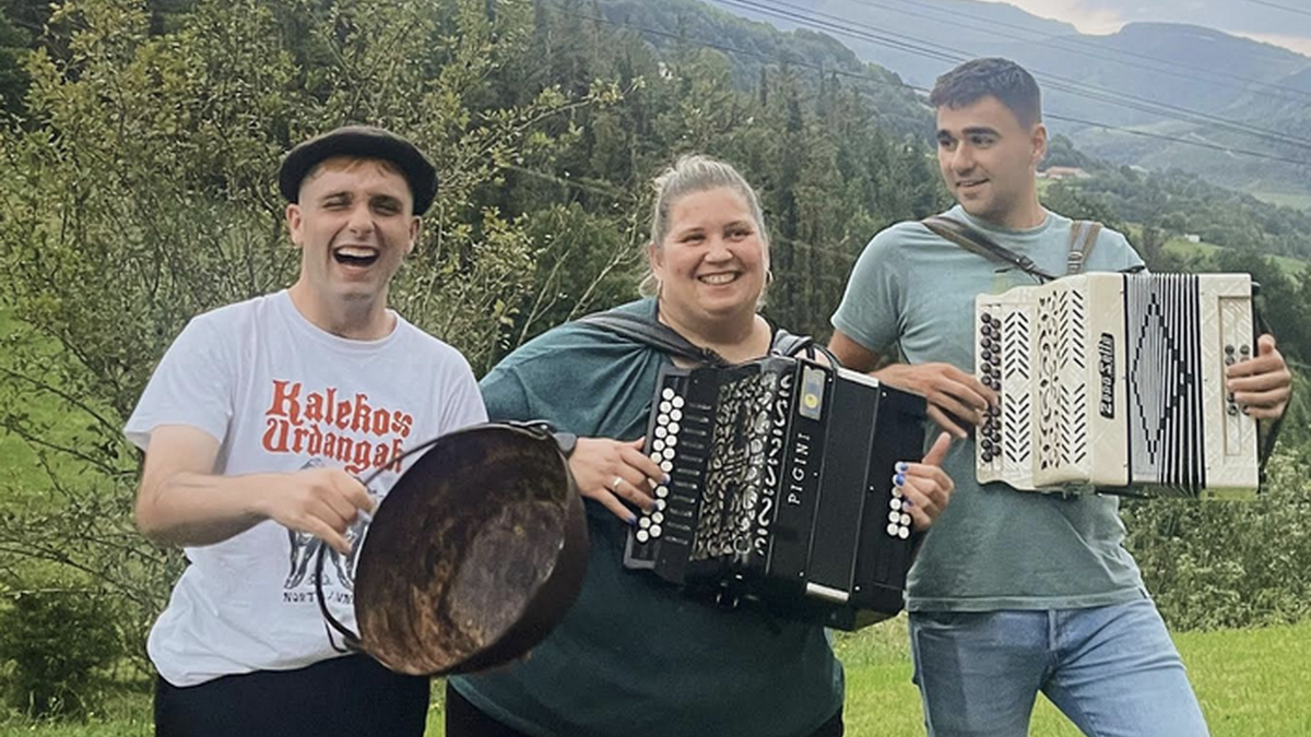 Trikiti doinurik ez da faltako igande honetan Aristerrazun