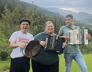 Trikiti doinurik ez da faltako igande honetan Aristerrazun