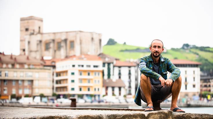 Ion Brakamonte dirua biltzen ari da bere bidaiaren inguruko liburua kaleratzeko