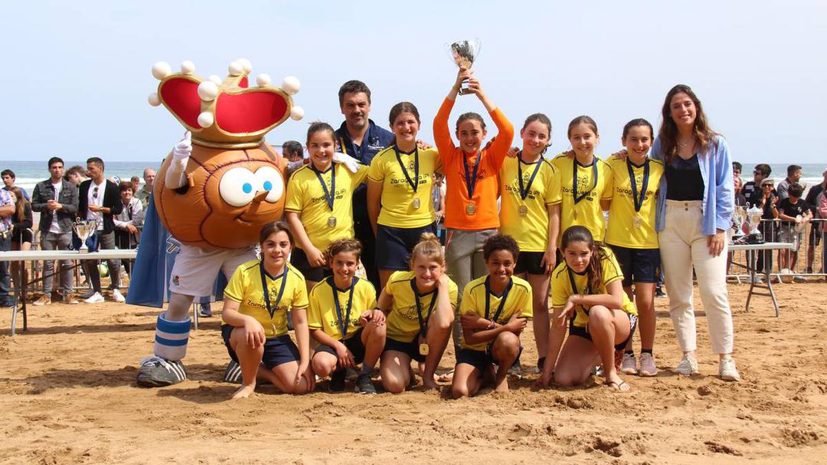 Irudietan: Hondartzako futbol txapelketako sari banaketa