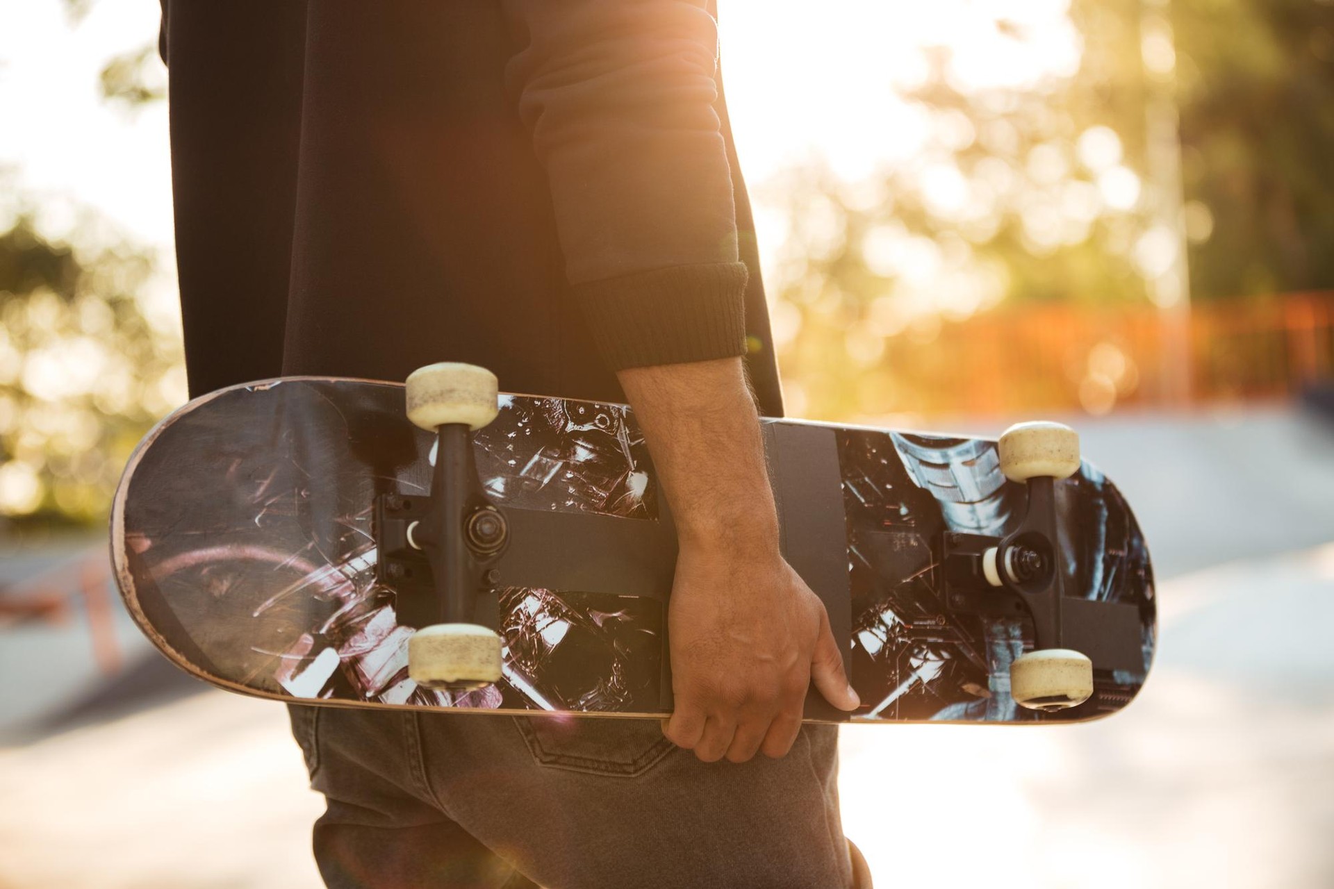 Mural margotzea, skate ikastaroa eta DJen emanaldia bihar, AGAren eskutik