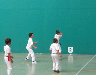 Getariako haurren eskuz banakako pilota txapelketako finalak, igandean