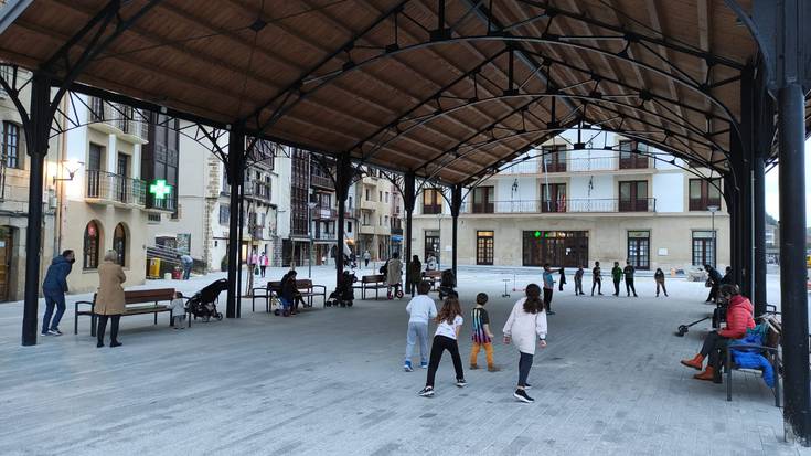 Haur eta gazteen eskubideen aldeko horma-irudia egingo dute arratsaldean plazan
