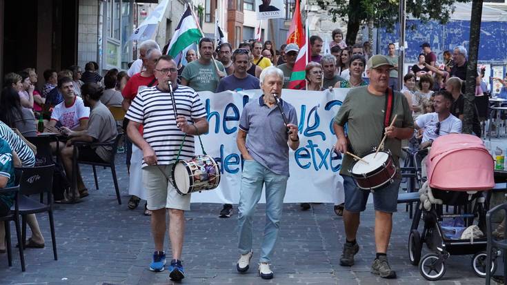 Elkartasun bazkariaren bezperan, kalejira egin du Zestoako Sarek