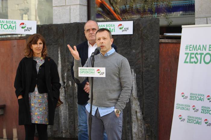 Garikoitz Mendizabal Zestoako EAJren alkategaiak aurkeztu du bere hautagaitza
