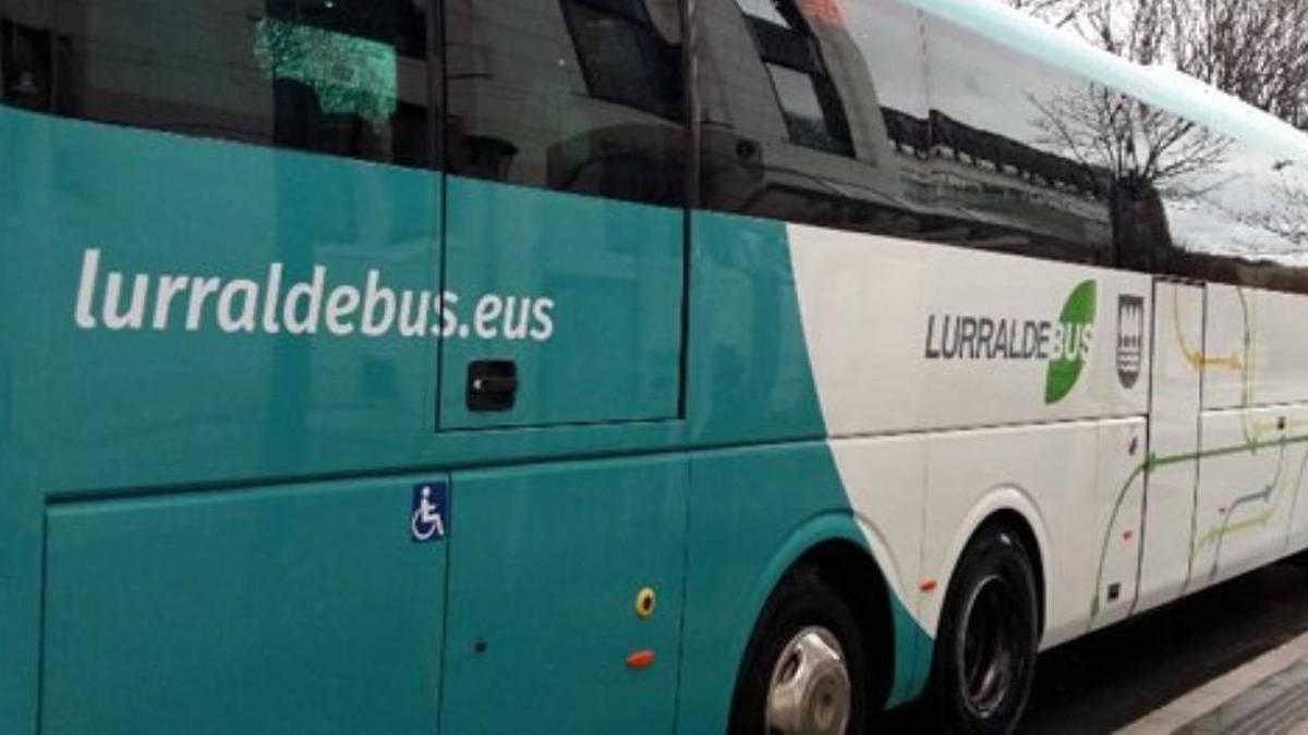 Hautsak harrotu dituen autobus zerbitzu berritua