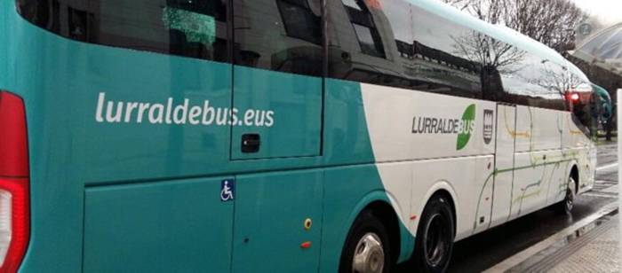 Hautsak harrotu dituen autobus zerbitzu berritua