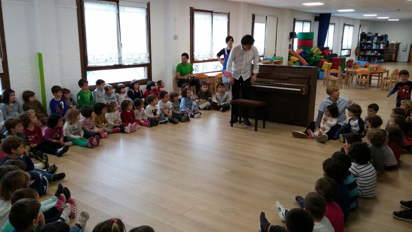 Xabier Lizaso pianojolea Ikastolan