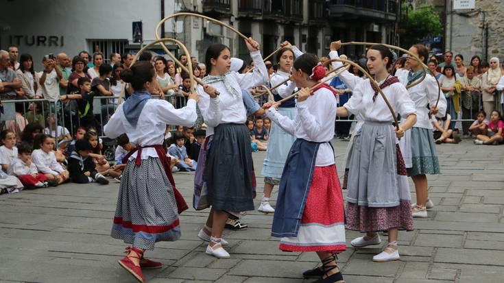 San Joan sua piztu aurretik, dantzariak protagonista Balda plazan