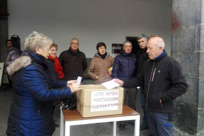 Pentsio politika salatzeko gutun bilketa egiten ari dira Azpeitiko Jubilatuen Plataformak deituta