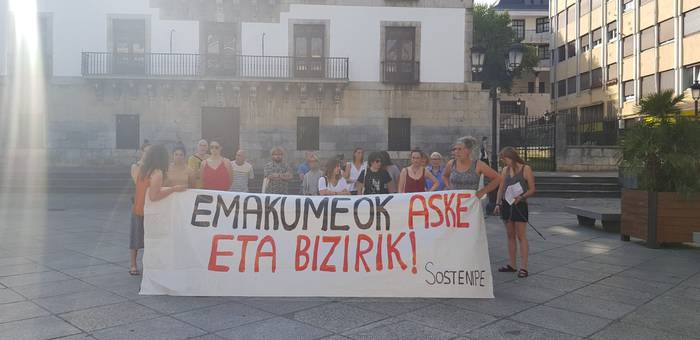 Bardozeko hilketa matxista salatu dute hainbat azkoitiarrek