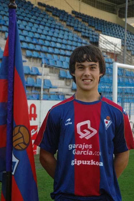 Julen Iriarte: «Sari moduan hartu dut Eibarrera jokatzera itzultzeko proposamena»