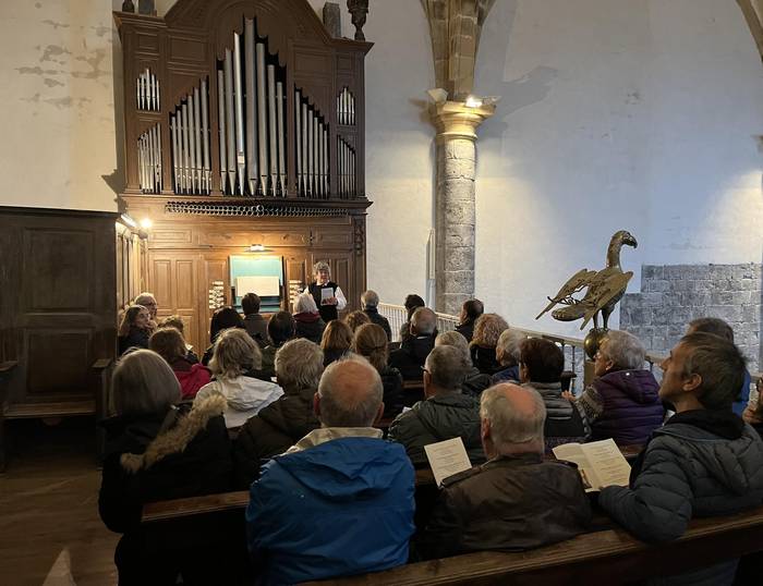 Loreto F. Imaz organistaren kontzertuaz gozatzeko beta izan dute eguerdian Aizarnan