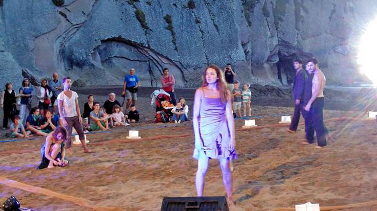 BIDEOA: Dantzaz konpainiaren 'Naufragoak' Itzurun hondartzan