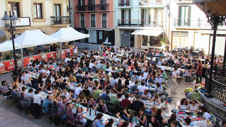 Irudietan: Gazteek herri bazkaria egin dute Kuadrilla Egunean