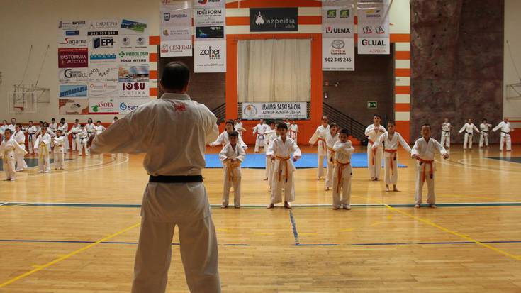 Karate erakustaldia egin dute kiroldegian