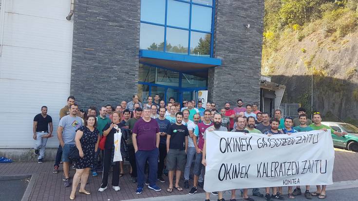 Lankide baten kaleratzea salatzeko elkarretaratu dira Okineko langileak