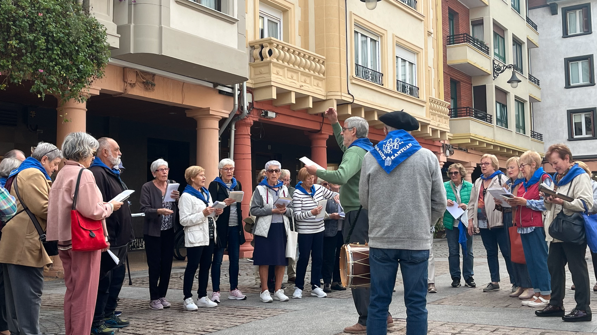 Zarautz Kantuan kantujira deitu dute biharko