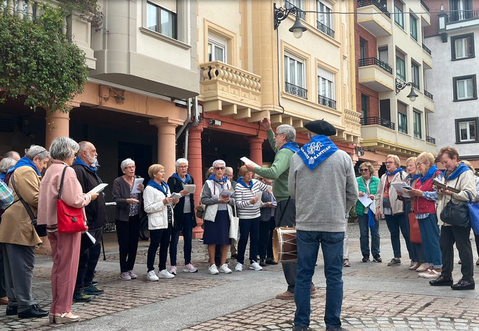 Kantu eta txistu doinuekin alaitu dituzte herriko kaleak