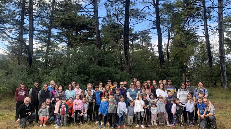 60tik gora zuhaitz landatu dituzte Santiagoko dunetan, Zumaian egindako Zuhaitz Egunean