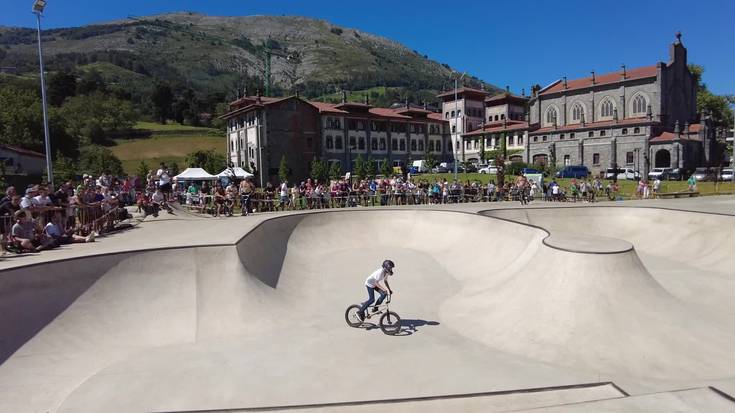 Festa borobilarekin ospatu dute Izarraitz skate parkearen inaugurazioa