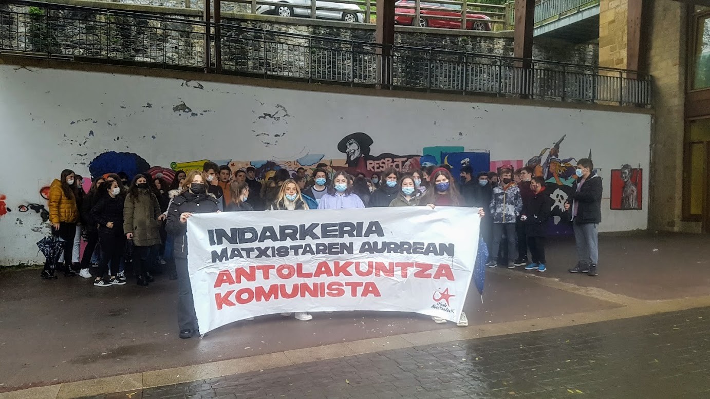 Hitzaldiak eta elkarretaratzea egin ditu Ikasle Abertzaleakek Azaroaren 25aren harira