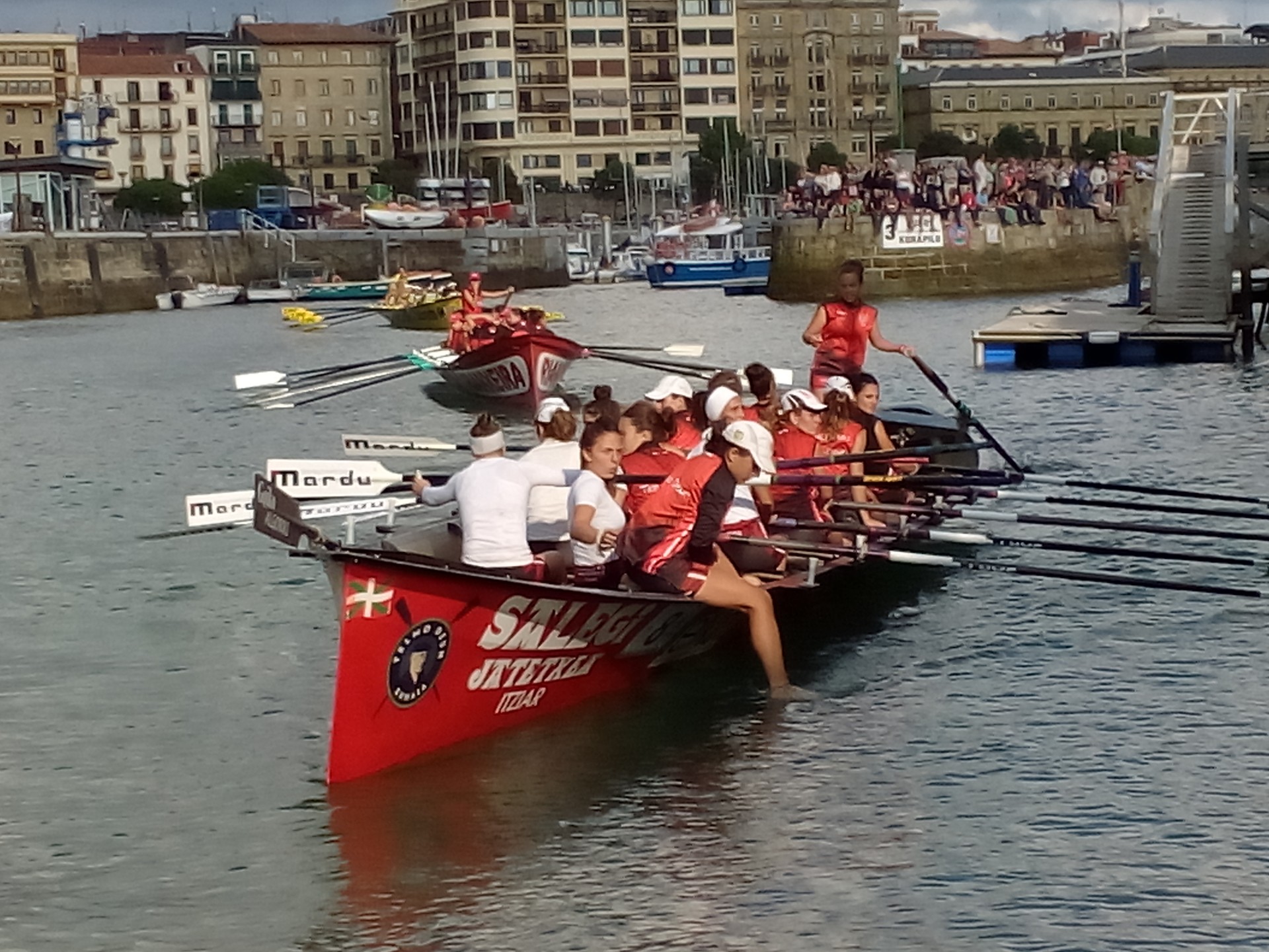 Kontxa: Zumaiak denbora onena egin du emakumeen sailkatze estropadan