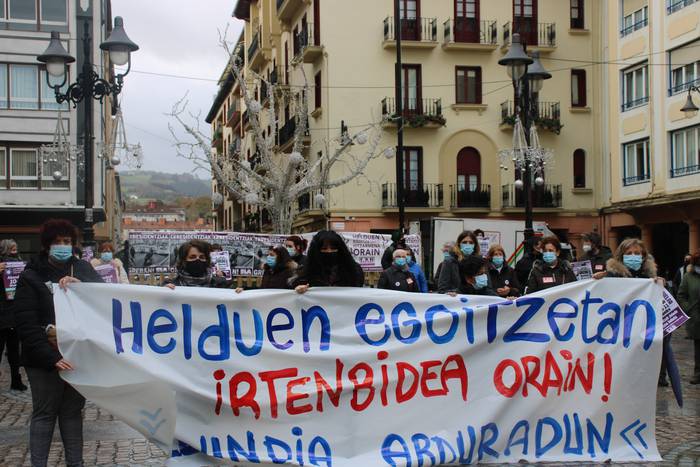 Adinekoen egoitzetako langileek grebara jo dute berriz, sektorea duin egitea aldarrikatzeko