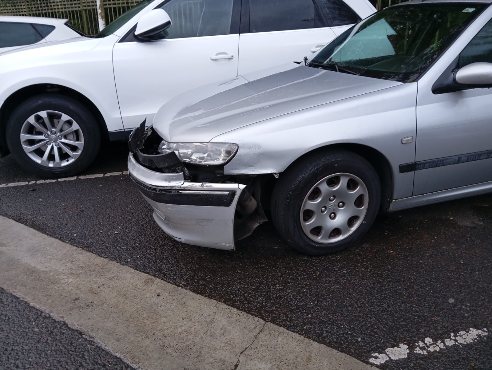 Kejie ta desditxie: "Aparkatutako autoari, kolpea"