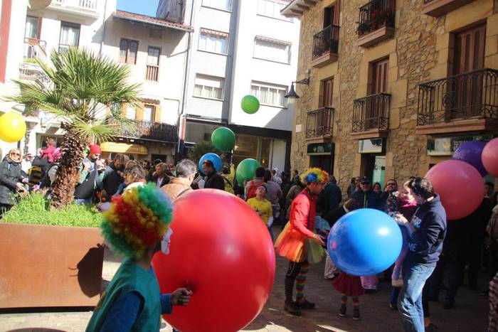 Kolorez jantzi da Zarautz Inauterietako lehen egunean